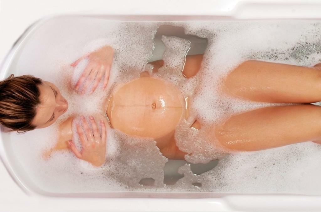 Стройная японка купается в душе и любуется голым телом