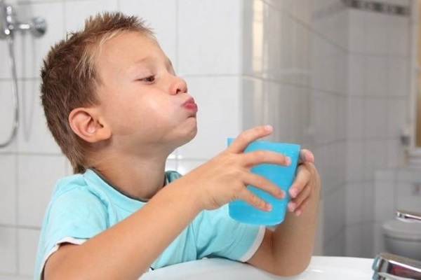 Cómo tratar la garganta de un niño de 2 años con y sin temperatura