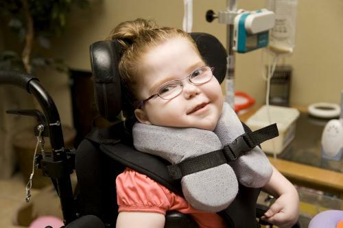 Na foto, uma criança com paralisia cerebral