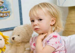 Symptomer på lacunar angina i et barn