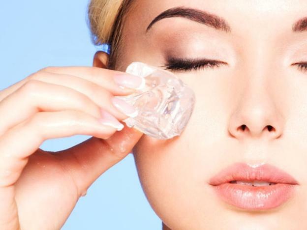 El masaje diario con cubitos de hielo ayuda a eliminar la hinchazón debajo de los ojos y rejuvenece la piel de la cara