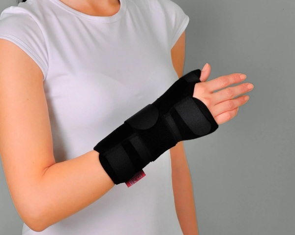 Fixering av bandage på handleden: bandage, ortos för stukningar, frakturer, blåmärken. Hur man ansöker