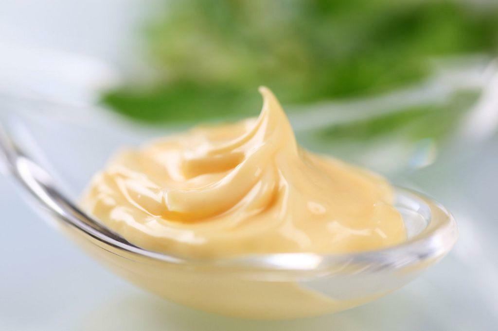 Mayonnaise has an effect similar to dimethicone on lice and larvae