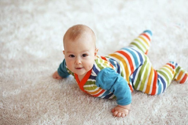 El bebé no se sienta solo a los 6-7-8-9-10 meses. Qué hacer