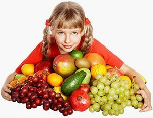 meitene ar augļiem