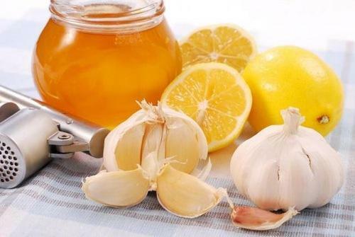 Ointment from honey and garlic destroys pathogenic bacteria and relieves itching