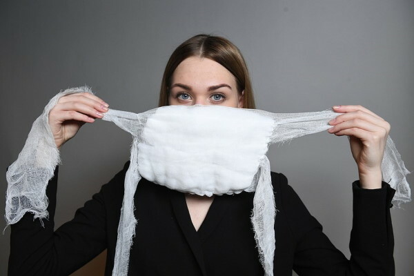 Bavlny gáza čelenka je vyrobena z tkaniny s gumičkou. Jak udělat