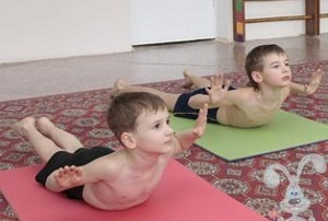 i bambini sono impegnati nella postura scoliotica