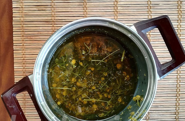 Chamomile broth inside. Benefit for women with gastritis, cystitis, colds, allergies, pregnant women