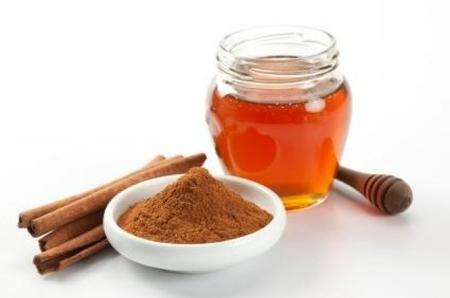 Face mask with cinnamon and honey