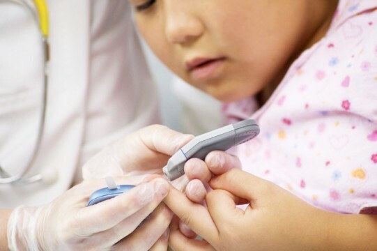 Medindo o nível de açúcar no sangue em uma criança