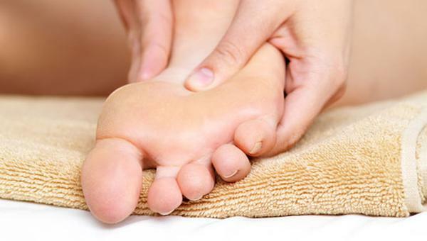 Pour le massage des pieds est recommandé pour les pieds plats transversaux et longitudinaux