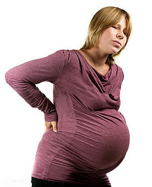 Zakaj mi med nosečnostjo boli hrbet?
