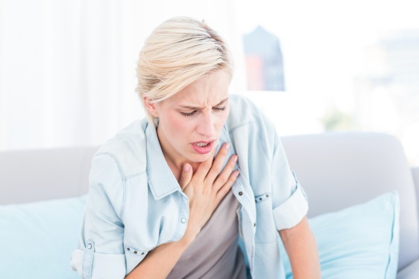 Esputo blanco al toser en adultos, niños, mujeres embarazadas con y sin fiebre, cómo tratar.