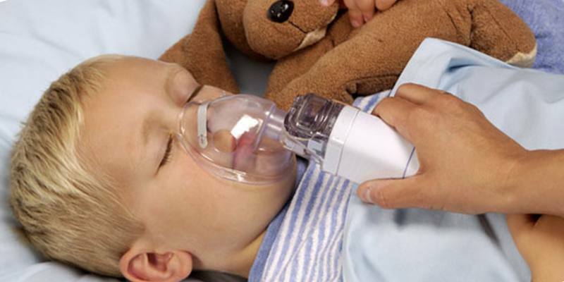 What solutions and drugs are used for inhalation in bronchitis by a nebulizer to children and adults?