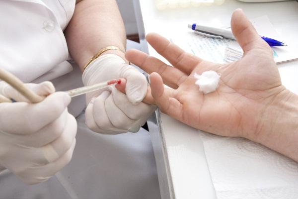 Kako zaustaviti krvarenje kada porežete prst, nakon analize