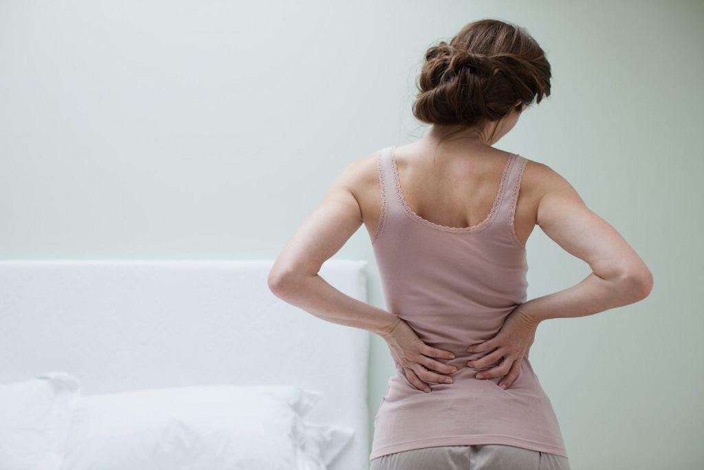 Rückenschmerzen und Müdigkeit weisen auf die Notwendigkeit hin, einen Arzt aufzusuchen