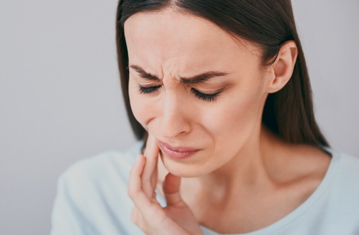 Přední zuby horní čelisti bolí