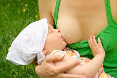 Dikke regurgitatie bij pasgeborenen( baby's) na het voederen: oorzaken