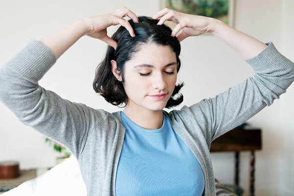 Bir kadında saç demetler halinde dökülür. Ne yapılması gerektiğinin nedenleri, tedavi