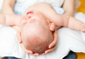 גורם של רעד בילוד ואם זה שווה לפחד מרעוד בסנטר ובאיברים של התינוק