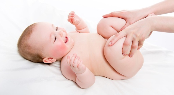 A child at 6-7-8-9-10 months does not sit, crawls, stands on his own. What to do, reasons