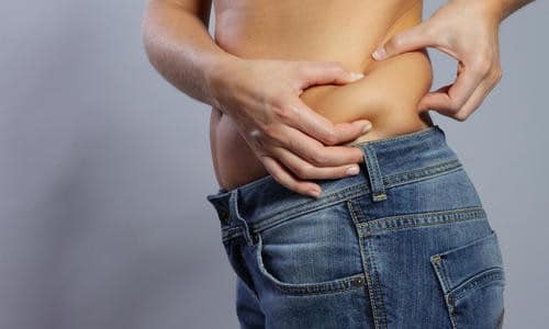 Os excessos de depósitos gordurosos são removidos por lipoaspiração