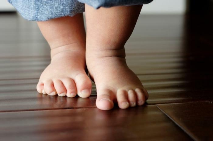 É importante lidar com a saúde da criança e, se um pé plano for detectado, comece imediatamente o tratamento
