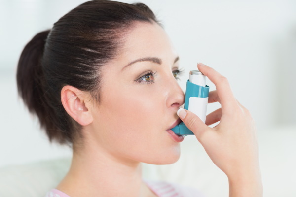 Asma en adultos. Síntomas, cómo comienza, causas, tratamiento.