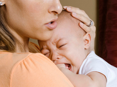 Une selle mousseuse liquide chez le bébé: qu'est-ce que cela signifie?