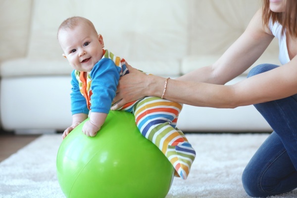 El bebé no se sienta solo a los 6-7-8-9-10 meses. Qué hacer