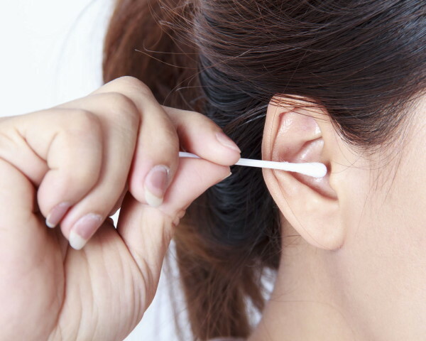Cómo eliminar el acné en los oídos: cómo exprimir, ungüentos, remedios caseros.