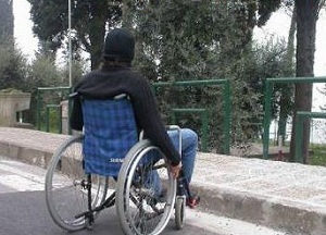 dans un fauteuil roulant