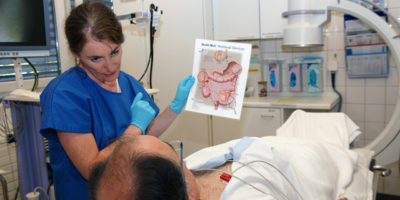 Le traitement de la colite des intestins avec les préparations médicinales: les comprimés, les préparations