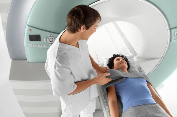 MRI panggul. Persiapan pada wanita untuk penelitian, yang menunjukkan kontras
