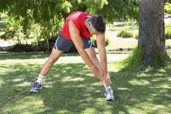 Stretching the gastrocnemius muscle. Treatment, symptoms, what to do, first aid
