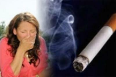 W przypadku astmy alergicznej reakcja na takie czynniki drażniące, jak dym, nie powoduje wysypki