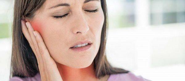 Úzkosť ucha a hrdla na jednej strane: príčiny a liečba