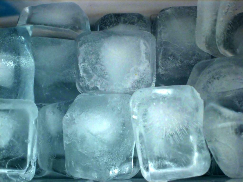Masažas su ledo kubeliais po šildymo kelio