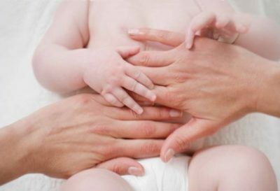 Hvordan hjelpe en baby med forstoppelse: hva skal du gi til et barn