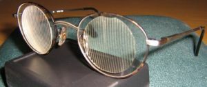 Kacamata dengan lensa khusus