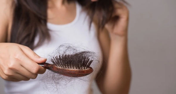 Bir kadında saç demetler halinde dökülür. Ne yapılması gerektiğinin nedenleri, tedavi