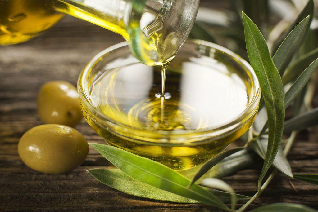El aceite de oliva en combinación con caldo de manzanilla ayudará a eliminar los síntomas del eczema seco en las manos