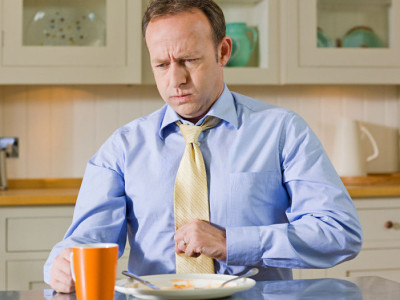 Pesagem no estômago após comer, eructos, náuseas: causas, tratamento