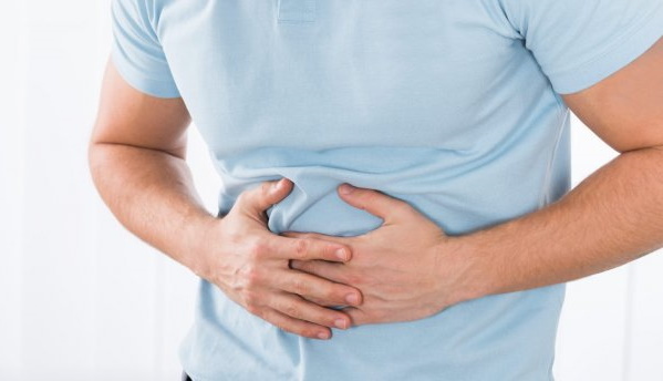 El dolor en el epigastrio se irradia a la espalda después de ingerir acidez estomacal, eructos.
