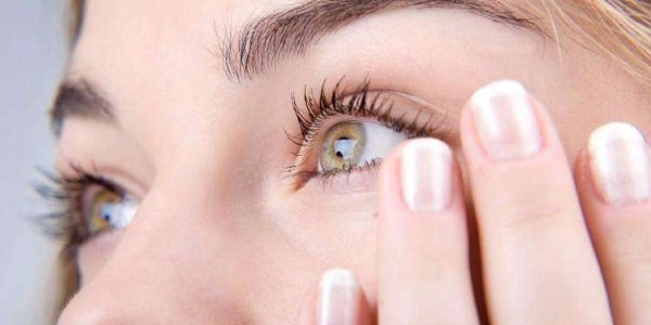 Das untere Augenlid Auge zuckt. Ursachen und Behandlung