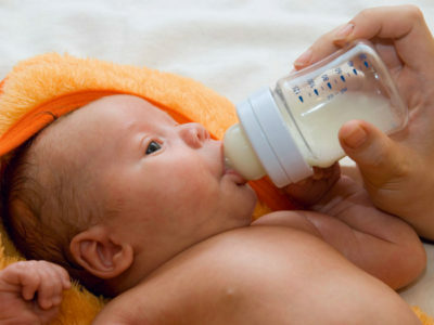 Szülészkedés újszülötteknél mesterséges táplálással: hogyan kell kezelni?