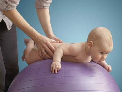 Como massagem de cólicas nos recém-nascidos?