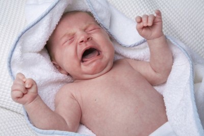Tarmkolikum hos nyfødte: Hva skal jeg gjøre hjemme, hva skal jeg behandle?
