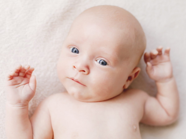 Torticollis hos spedbarn 2-3-4-6 måneder. Symptomer, bilder, behandling